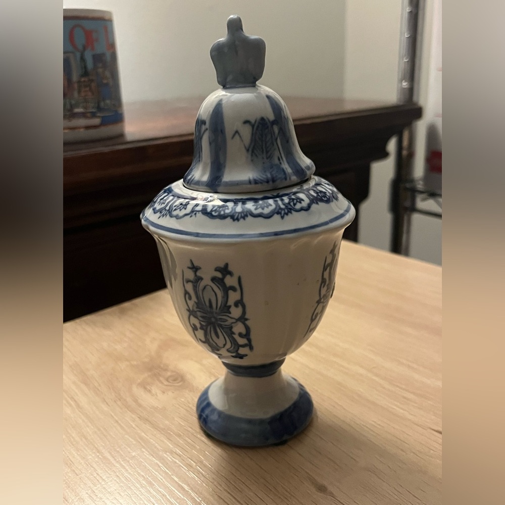 Vintage Antique Chinese Small Export Blue & White Porcelain Jar Flowers Pattern